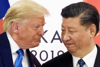 Trump anuncia arancel del 100 % a China durante conferencia en Washington.