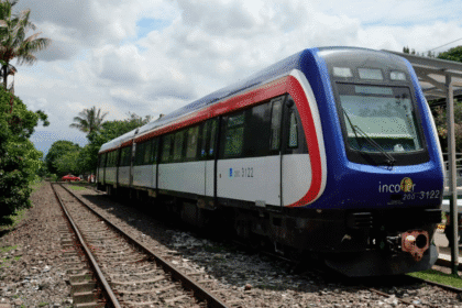 Tren de Incofer llegando a la parada de la Contraloría para el Festival de la Luz 2025