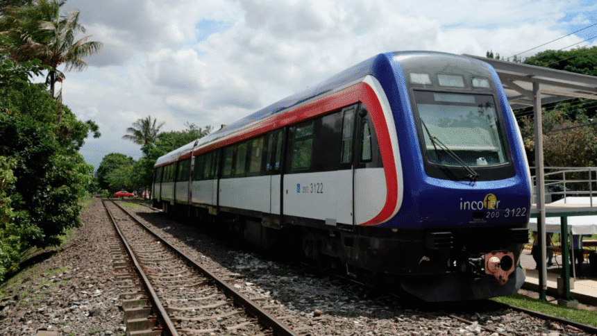 Tren de Incofer llegando a la parada de la Contraloría para el Festival de la Luz 2025