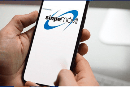 Natalia Díaz en conferencia hablando sobre cambios en la factura electrónica de pagos con SINPE Móvil