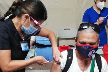 Autoridades analizan cinco años de covid-19