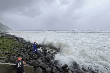 “Oleaje y ráfagas del tifón Ragasa en la costa norte de Filipinas”