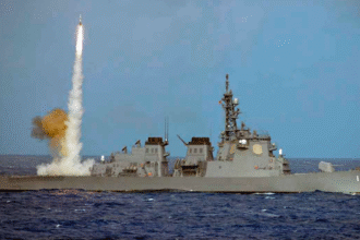 Destructor japonés JS Chokai se equipa con misiles Tomahawk en Estados Unidos.