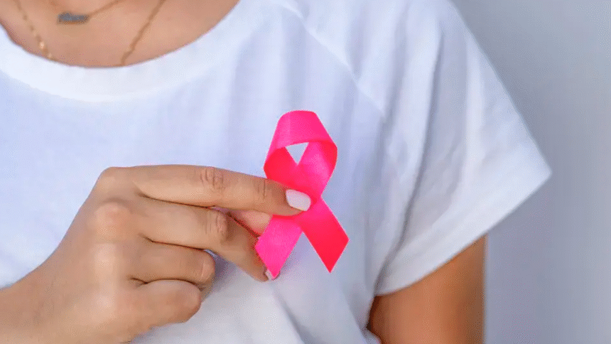 Mujer realiza autoexamen de mama durante campaña de prevención del cáncer.