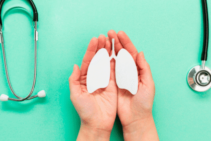 Madre colocando mascarilla a su hijo para protegerlo de infecciones respiratorias