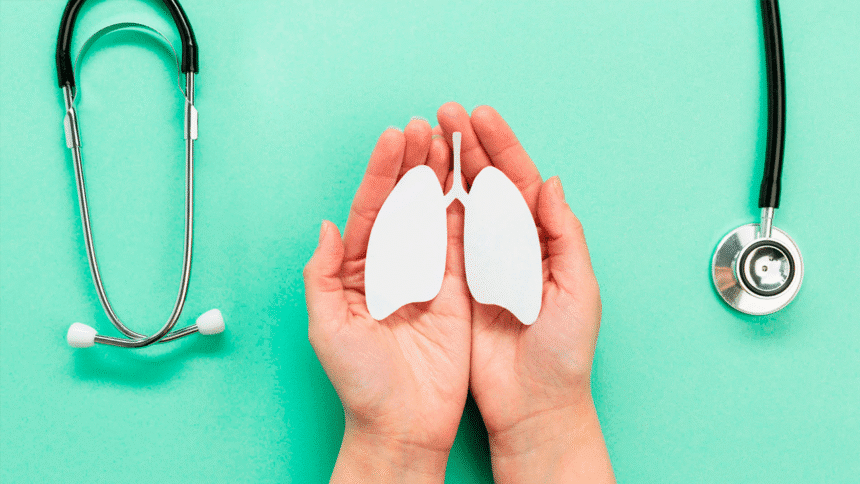 Madre colocando mascarilla a su hijo para protegerlo de infecciones respiratorias