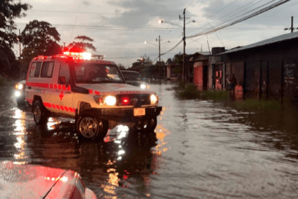 Empuje frío 14 desborda el río Sixaola e inunda comunidades