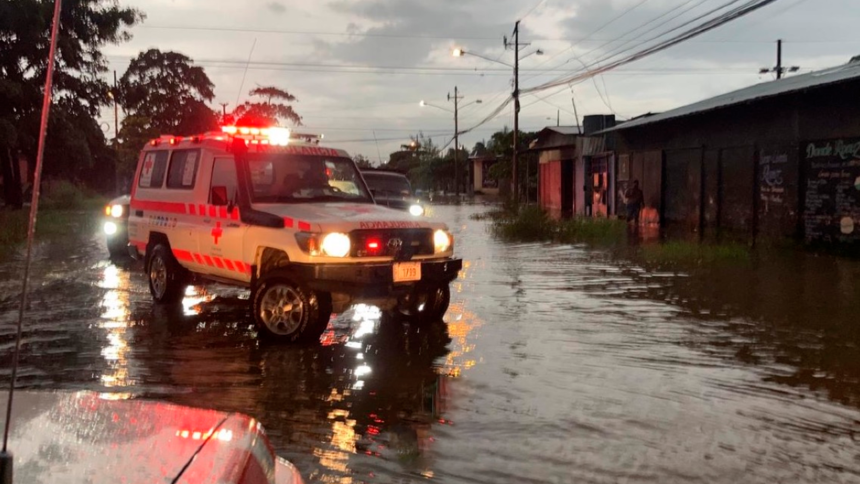 Empuje frío 14 desborda el río Sixaola e inunda comunidades