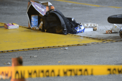 Patrulla policial y cinta amarilla resguardan gasolinera en Tibás tras ataque de terror a balazos