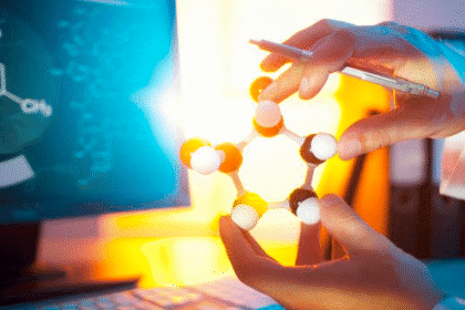 Ilustración de células humanas observadas al microscopio representando avances en biología celular