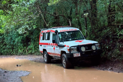 Rescatistas en búsqueda en Pico Blanco