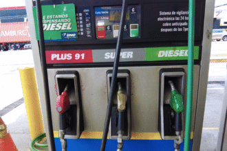 Estación de servicio muestra nuevos precios de combustibles en Costa Rica.