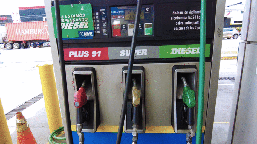 Estación de servicio muestra nuevos precios de combustibles en Costa Rica.