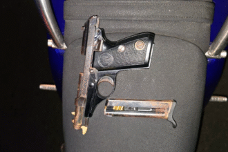 Oficiales de la Fuerza Pública revisan decomiso en control fronterizo de Los Chiles.