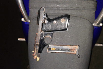 Oficiales de la Fuerza Pública revisan decomiso en control fronterizo de Los Chiles.