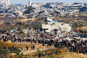 Familias palestinas regresan a Gaza tras cese al fuego y apertura de rutas.