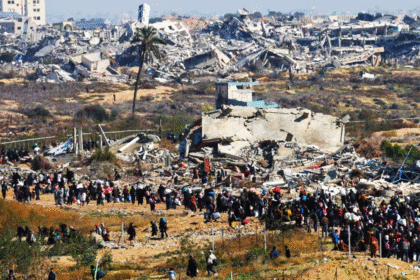 Familias palestinas regresan a Gaza tras cese al fuego y apertura de rutas.