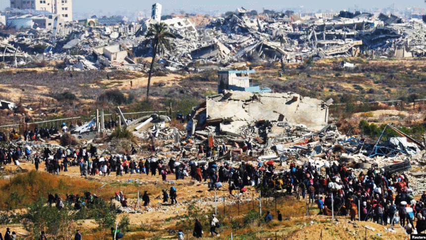 Familias palestinas regresan a Gaza tras cese al fuego y apertura de rutas.