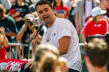 Asesinan a Charlie Kirk en un campus de Utah