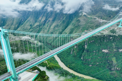 中国最高桥梁 贵阳大峡谷大桥