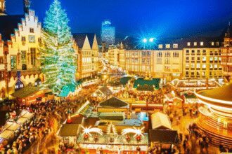 mercados navideños en europa con luces y nieve