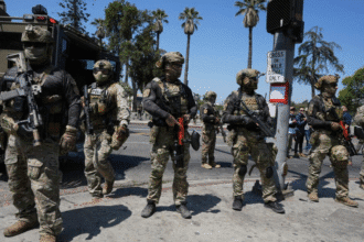 美国国民警卫队袭击案背景下华盛顿加强移民安全审查的报道图片