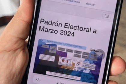 Pantalla con la herramienta interactiva del TSE que muestra datos del padrón electoral y candidaturas 2026