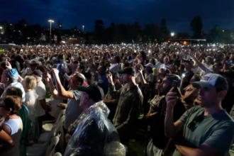 Personas en Australia guardan un minuto de silencio por las víctimas del ataque en Bondi Beach