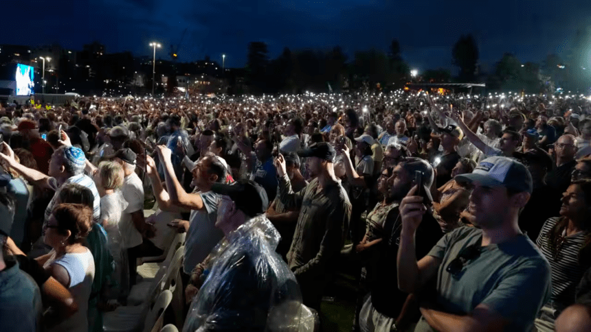 Personas en Australia guardan un minuto de silencio por las víctimas del ataque en Bondi Beach