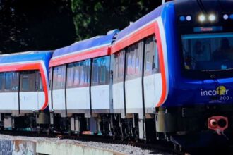 Maquinaria pesada trabajando en la reconstrucción de un puente ferroviario