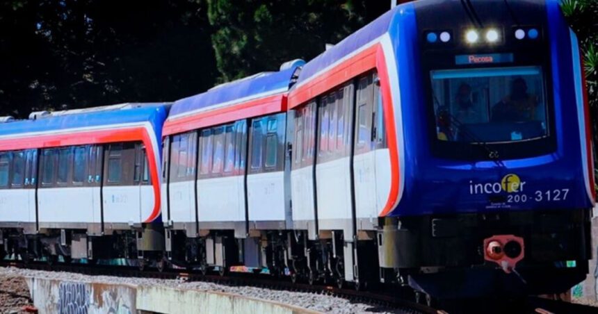 Maquinaria pesada trabajando en la reconstrucción de un puente ferroviario