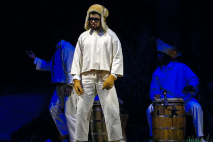 Mujer revisando su peso tras vacaciones largas