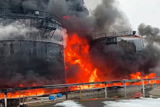 乌克兰攻击俄罗斯炼油厂 夜间火光冲天
