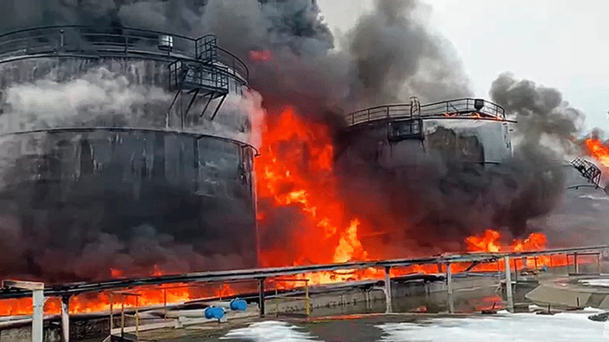 乌克兰攻击俄罗斯炼油厂 夜间火光冲天