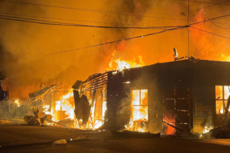 Imagen de incendio en Puntarenas controlado por bomberos