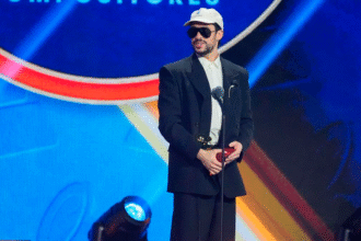 Bad Bunny levantando el premio a Álbum del Año en los Latin Grammys 2025