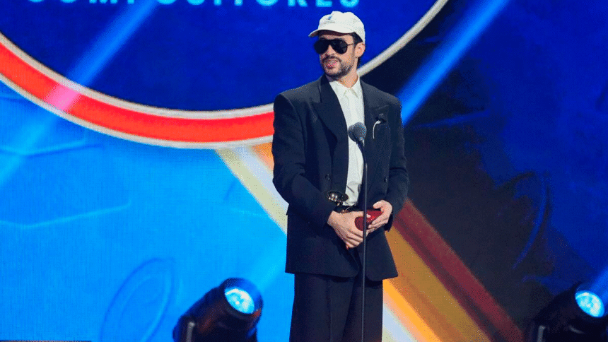 Bad Bunny levantando el premio a Álbum del Año en los Latin Grammys 2025