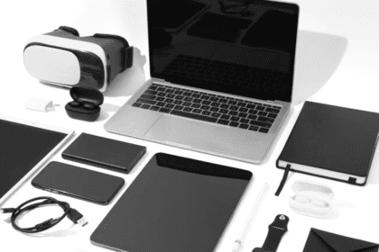 Persona usando un teléfono celular protegido con seguro electrónico del INS