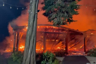 Bomberos trabajan en el incendio de un salón de eventos en Coronado durante la noche