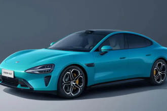 Xiaomi SU7 expuesto en un salón de autos en China con visitantes observando el vehículo eléctrico