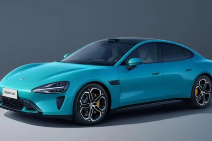 Xiaomi SU7 expuesto en un salón de autos en China con visitantes observando el vehículo eléctrico