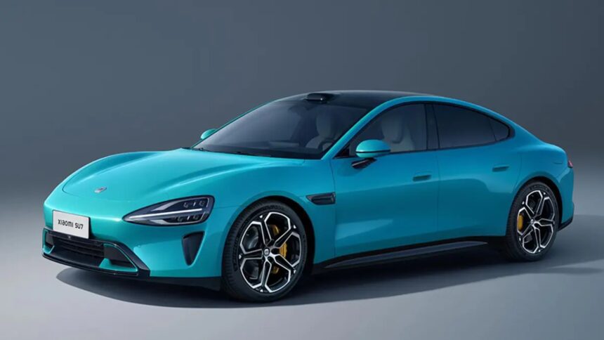 Xiaomi SU7 expuesto en un salón de autos en China con visitantes observando el vehículo eléctrico