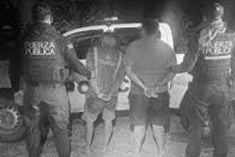 Oficiales de la Fuerza Pública custodiando evidencia en un supermercado