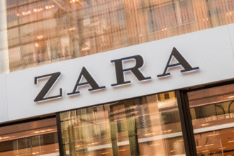 “Interior de la tienda Manchester de Zara con diseño modular y caja automática”
