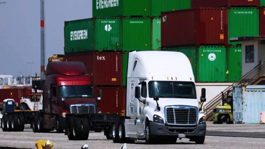 特朗普宣布11月起对进口卡车征收25%关税
