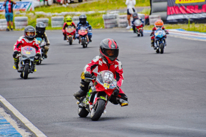 Pilotos del AMA Superbike Castrol Activo 2025 compiten en el circuito P1 Speedway.