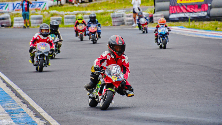Pilotos del AMA Superbike Castrol Activo 2025 compiten en el circuito P1 Speedway.