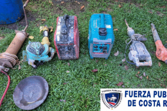 Oficiales inspeccionan maquinaria decomisada en cuartería ilegal de Cutris.