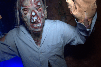 Visitantes disfrutan del Anfiteatro Killer con ambientaciones de terror y luces.