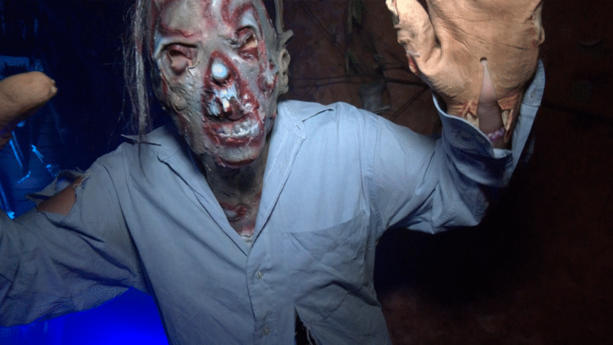 Visitantes disfrutan del Anfiteatro Killer con ambientaciones de terror y luces.